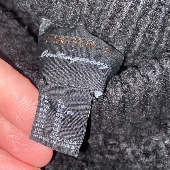 Forever 21 XL Black Crewneck Sweater - Picture 5 of 6